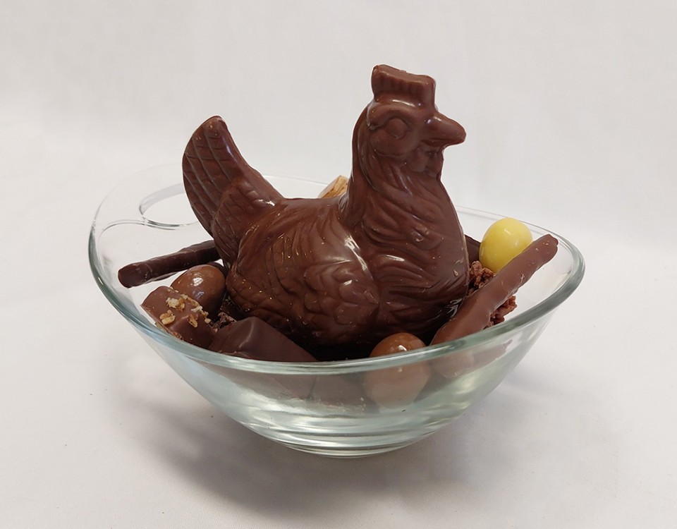 Boulangerie-Chocolaterie-Verjus-Janze-composition-poule-chocolat-Pu244