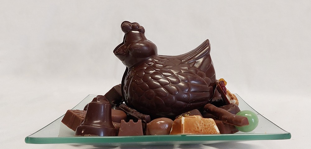 Boulangerie-Chocolaterie-Verjus-Janze-composition-poule-chocolat-Pu255
