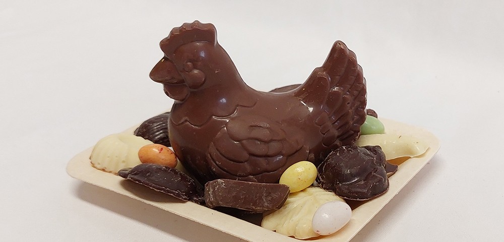 Boulangerie-Chocolaterie-Verjus-Janze-composition-poule-chocolat-Pu266