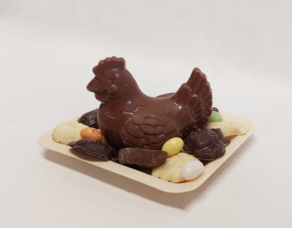 Boulangerie-Chocolaterie-Verjus-Janze-composition-poule-chocolat-Pu266