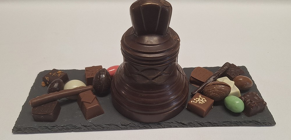 Boulangerie-Chocolaterie-Verjus-Janze-la-cloche-paques-chocolat-Dt547