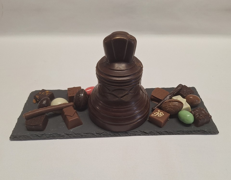 Boulangerie-Chocolaterie-Verjus-Janze-la-cloche-paques-chocolat-Dt547