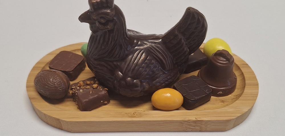 Boulangerie-Chocolaterie-Verjus-Janze-poule-et-bonbons-paques-chocolat-Wo245