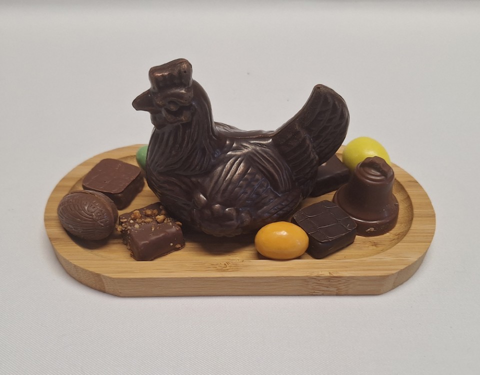 Boulangerie-Chocolaterie-Verjus-Janze-poule-et-bonbons-paques-chocolat-Wo245